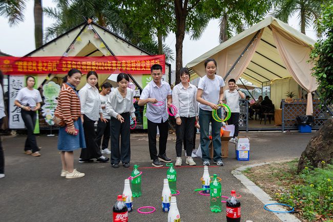 套圈現(xiàn)場。郭奎君 攝.jpg